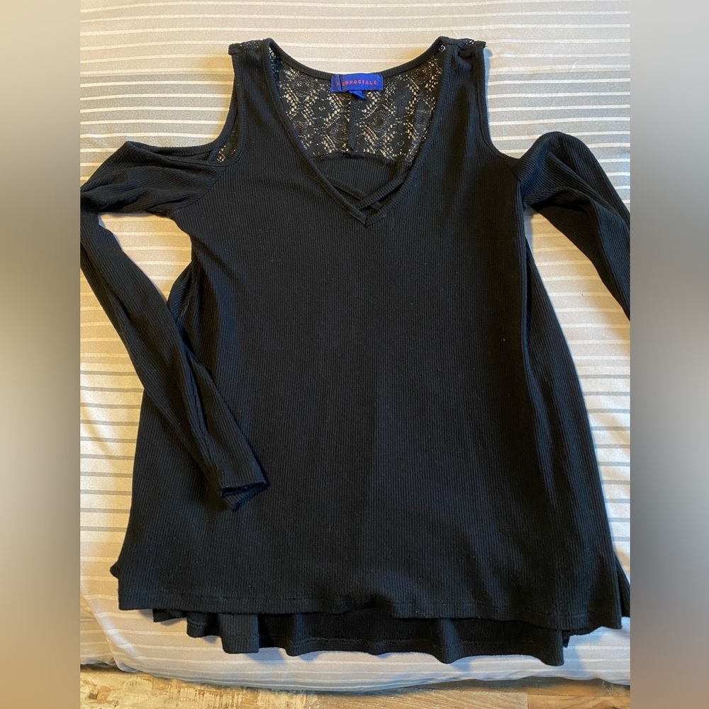 Open shoulder and lace upper back long sleeve